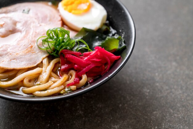 miso piccante udon ramen noodle con carne di maiale