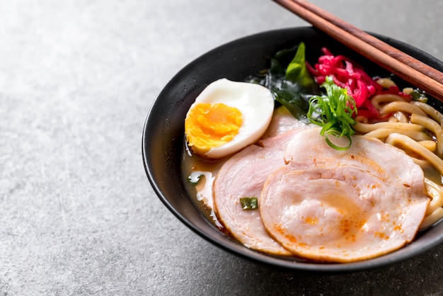 miso piccante udon ramen noodle con carne di maiale