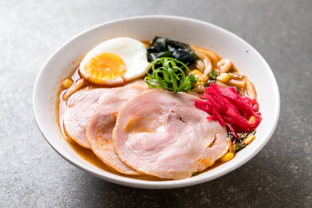 miso piccante udon ramen noodle con carne di maiale