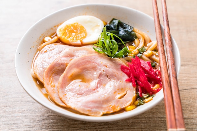 miso piccante udon ramen noodle con carne di maiale