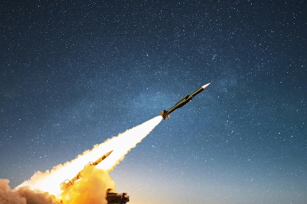 Missile nucleare con fumo ed esplosione lanciato verso l'obiettivo sul cielo stellato Armi missili razzo e guerra Concetto di difesa aerea Pericolo