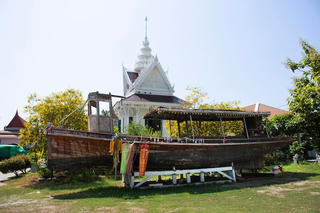 Misteriosa barca di legno o santuario di culto della nave di legno per la visita e il rispetto dei viaggiatori tailandesi che pregano benedizione santo mistero al tempio Wat Ku o Phra Nang Rua Lom il 7 maggio 2023 a Nonthaburi Thailandia