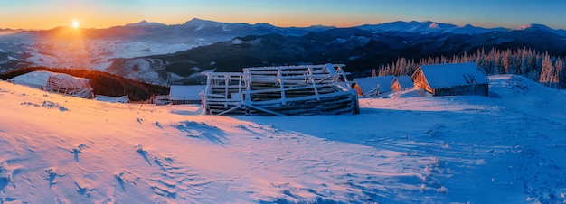 Misterioso paesaggio invernale maestose montagne