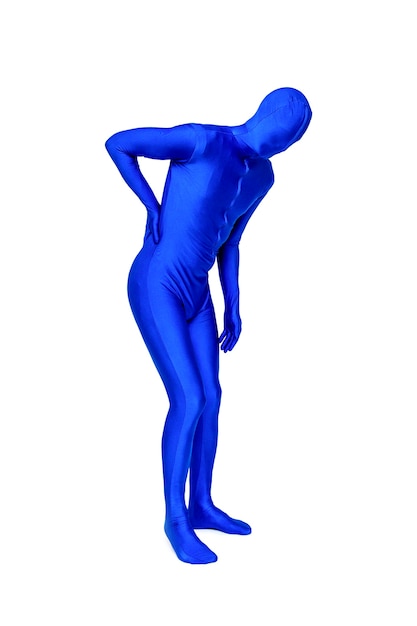 Misterioso uomo blu in costume blu ha mal di schiena