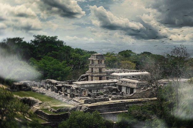 Mistica antica città Maya nascosta nella giungla selvaggia. Bella vista su un vecchio rudere.