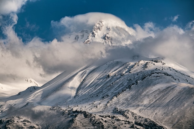 Mistico paesaggio di montagna rocciosa