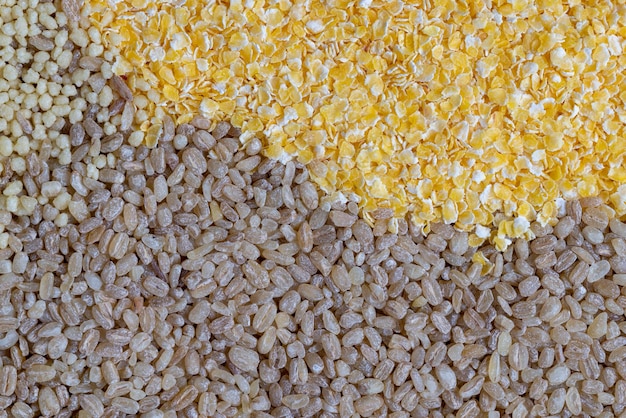 Misto di cereali crudi da diversi tipi di piante