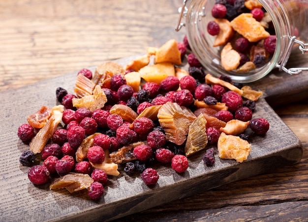 Misto di frutta secca su una tavola di legno