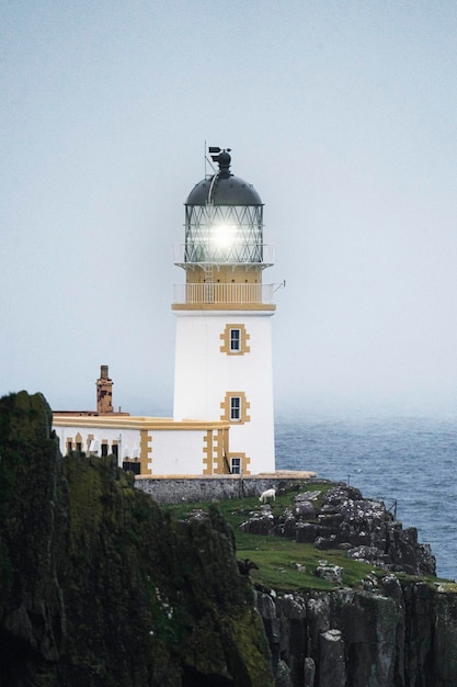 Misty Neist Point Lighthouse sull'isola di Skye in Scozia