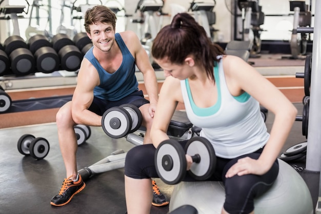 Misura coppia sollevamento manubri in palestra