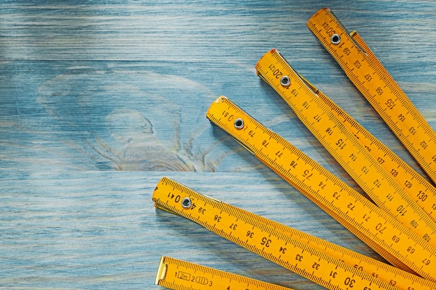 Misuratore di legno su tavola di legno vintage vista ravvicinata concetto di costruzione.