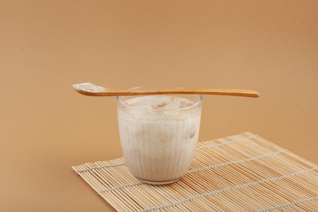 Misutgaru o Misugaru Latte bevono milkshake coreano con polvere di multicereali tostati