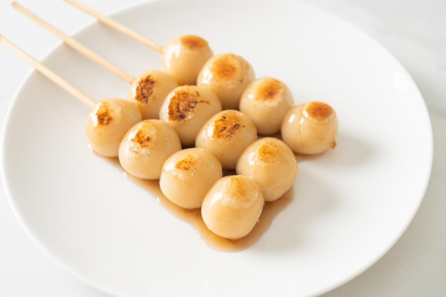 Mitarashi dango. Gnocco in salsa di soia dolce - Stile tradizionale giapponese