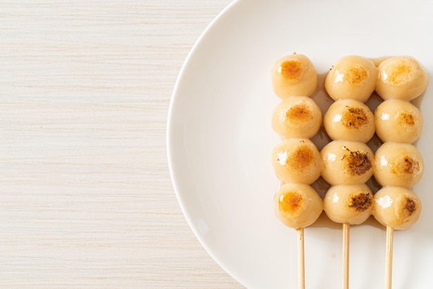 Mitarashi dango. Gnocco in salsa di soia dolce - Stile tradizionale giapponese