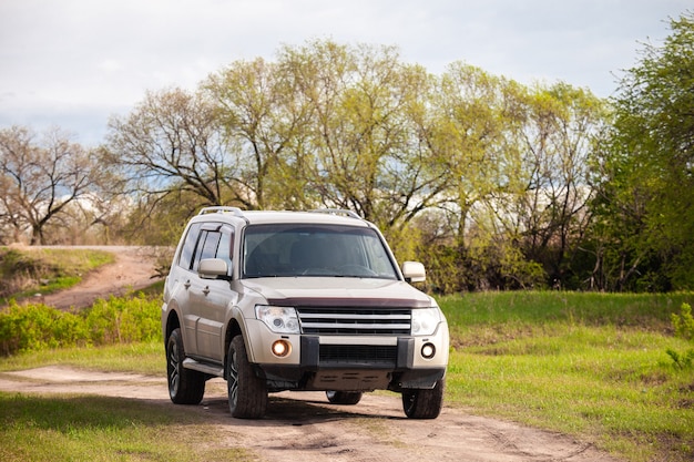 Mitsubishi Pajero Montero su strada sterrata in estate