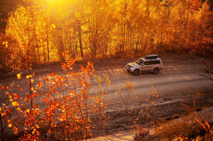 Mitsubishi Pajero sulla strada panoramica autunnale in montagna