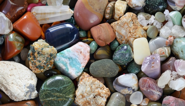 Mix assortito di rocce colorate e sfondo di pietre preziose