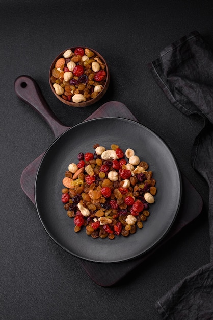 Mix di anacardi, nocciole e noci tostate con mirtilli rossi secchi e uvetta