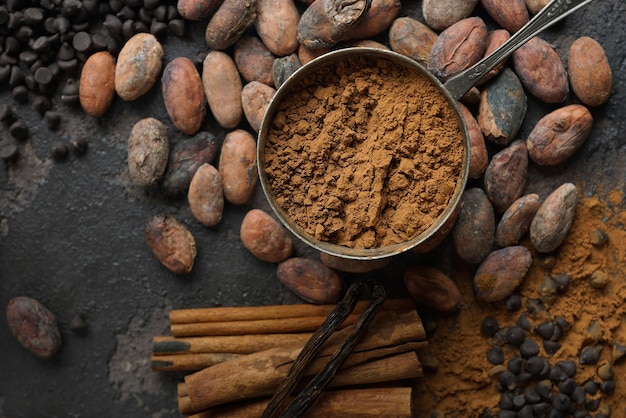 Mix di cacao e noci su sfondo scuro, dispersione casuale, messa a fuoco selettiva, vista dall'alto