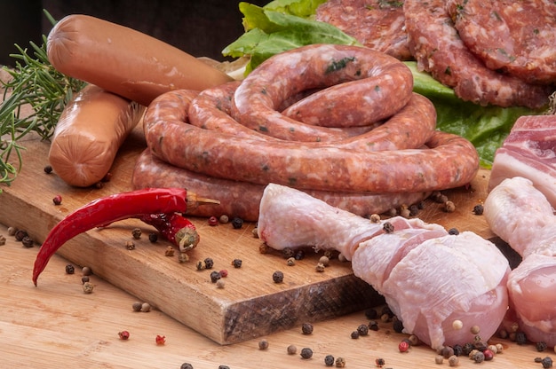 Mix di carne cruda: pollame, salsicce, maiale, tritato, tritato.