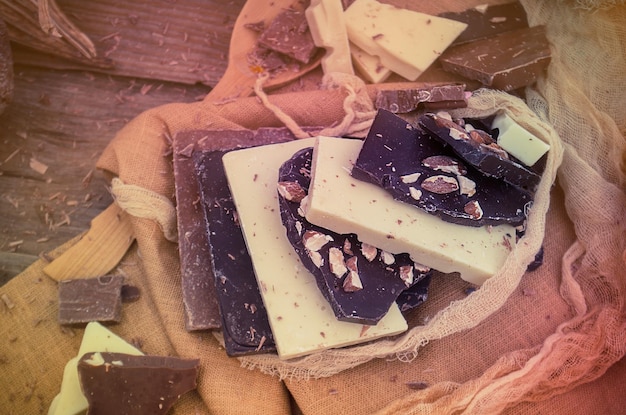 Mix di cioccolato su fondo di legno rustico