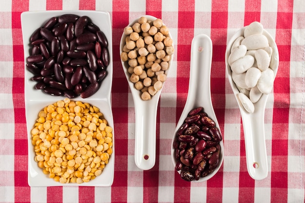 Mix di fagioli sul tavolo di legno