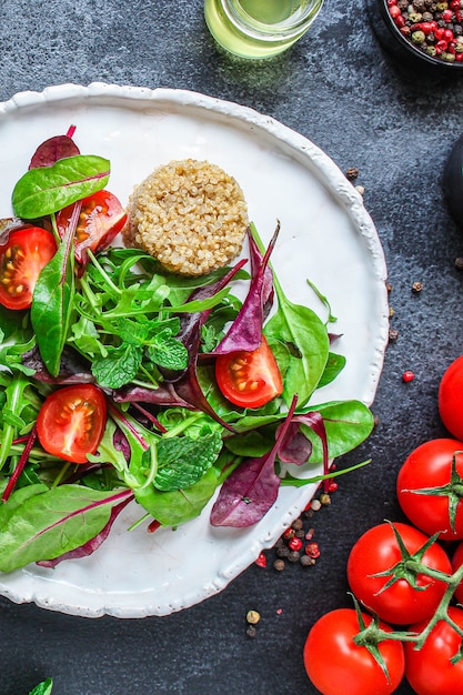 Mix di foglie di insalata di quinoa sana