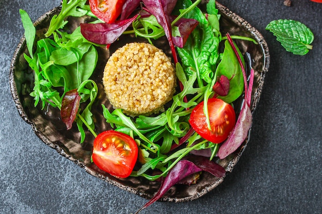 Mix di foglie di insalata di quinoa sana