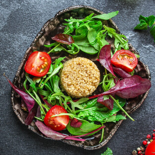 Mix di foglie di insalata di quinoa sana