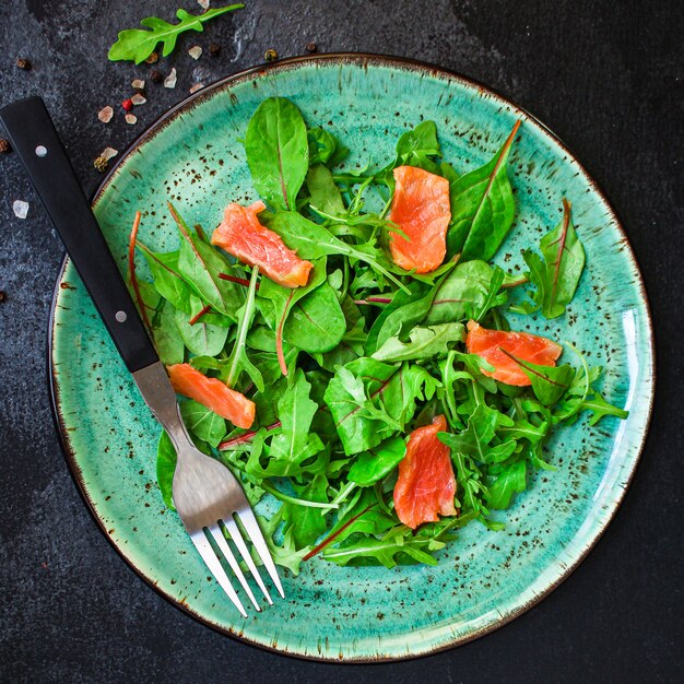 Mix di foglie di insalata sane, salmone o tonno