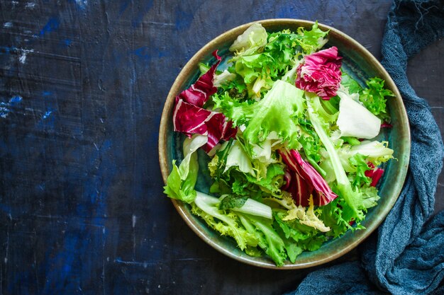 Mix di foglie di insalata sane