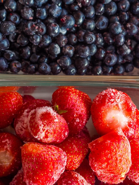 Mix di fragole fresche e mirtilli nel vassoio di vetro Vista dall'alto Cibo ricco di vitamine e resveratrolo