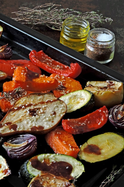 Mix di frutta e verdura al forno. Pranzo vegano