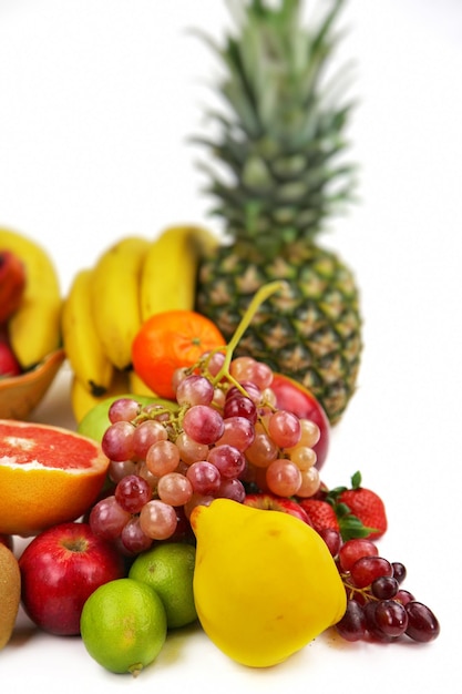 Mix di frutta fresca colorata per alimenti biologici vegetariani