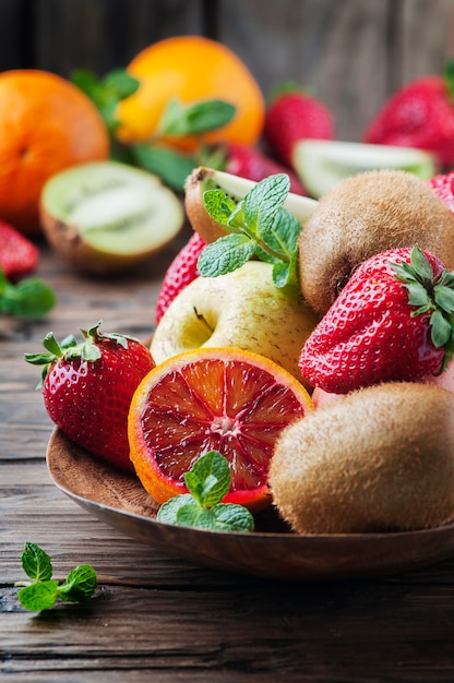 Mix di frutta fresca sul tavolo di legno