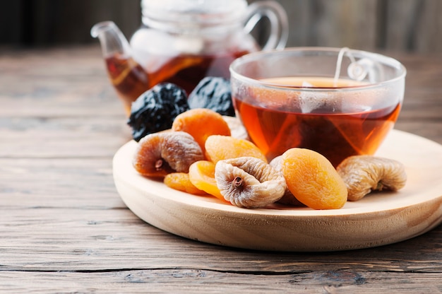 Mix di frutta secca con una tazza di tè nero