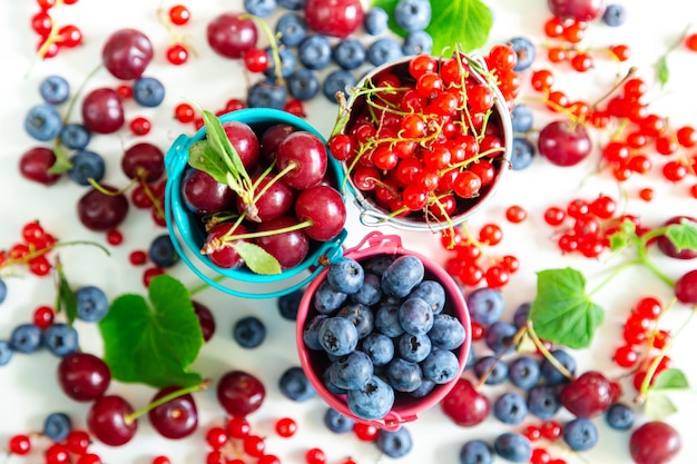 Mix di frutti di bosco freschi in piccoli secchi Carta da parati estiva succosa