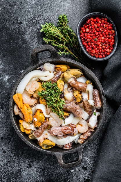 Mix di frutti di mare crudi in padella vista dall'alto