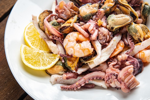 mix di frutti di mare gamberi calamari cozze polpo pasto fresco spuntino sul tavolo