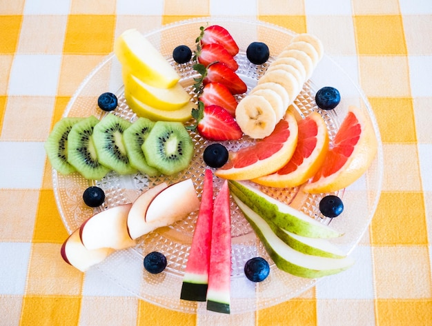 Mix di frutti sani già tagliati ricchi di vitamine Pronti da mangiare Colori della natura Tovaglia a quadretti