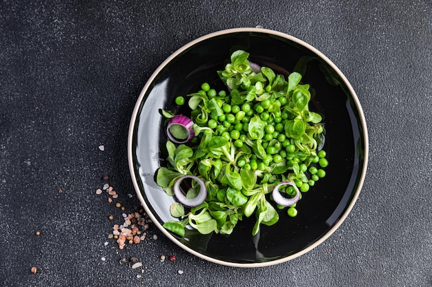 mix di insalata di piselli freschi foglie di lattuga pasto spuntino sul tavolo copia spazio cibo sfondo
