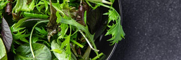 mix di insalata foglie verdi mix micro verde, succoso spuntino sano sul tavolo copia spazio cibo