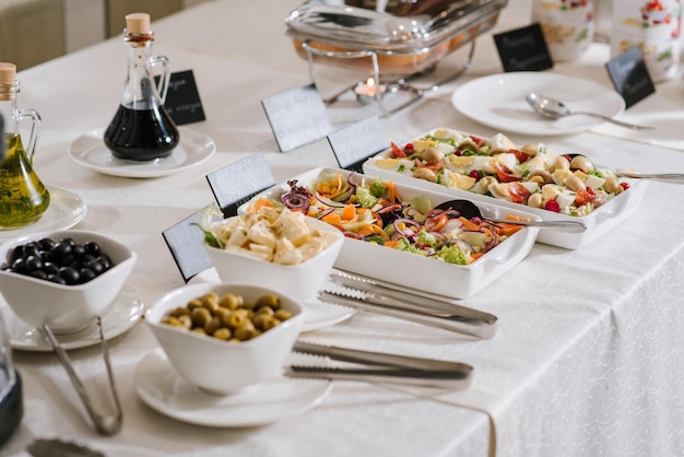 Mix di insalata sul tavolo del buffet