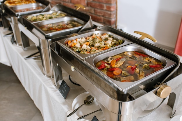 Mix di insalata sul tavolo del buffet