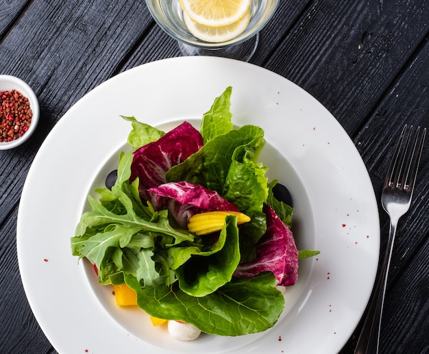 Mix di insalate con pomodorini, peperoni, olive e ciligini.