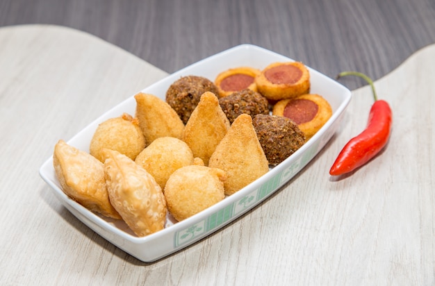 Mix di mini snack fritti brasiliani