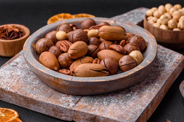 Mix di noci di macadamia tostate, anacardi, noci pecan, mandorle, uvetta e frutti di bosco secchi