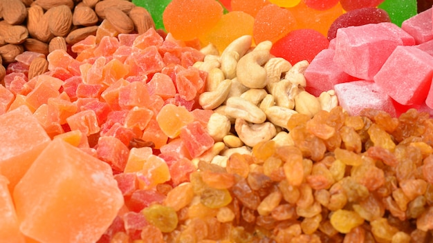 Mix di noci e frutta secca e sfondo di dolci delizie turche.