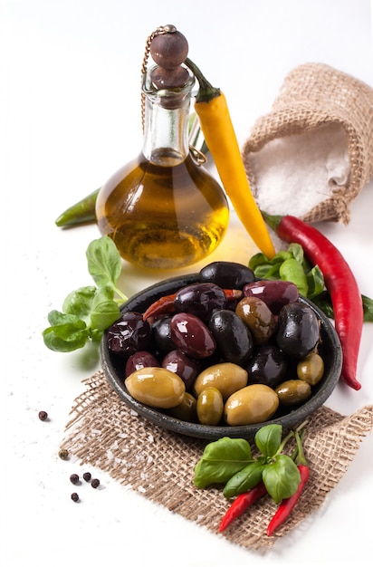 Mix di olive e peperoncino