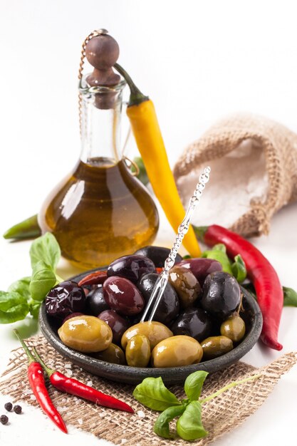 Mix di olive e peperoncino